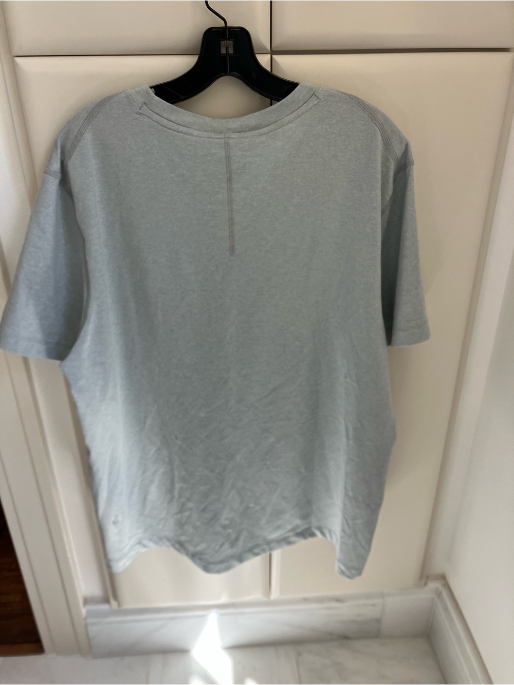 lululemon athletica men’s Heather Light Gray Crew Tee - Picture 2 of 4